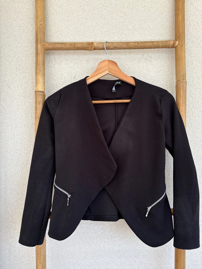 Veste noire légère avec noeud dans le dos