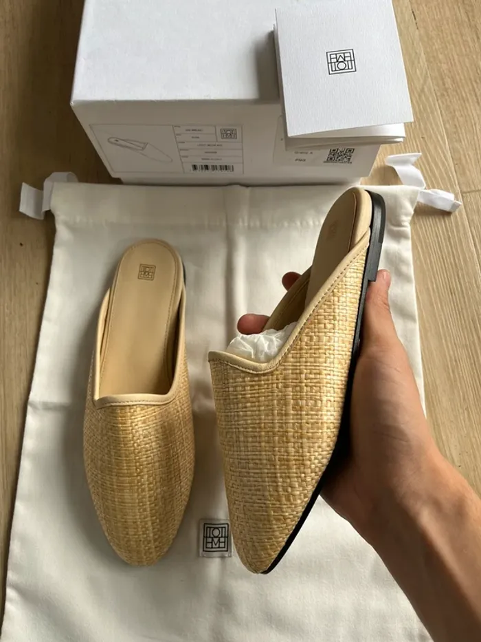 Toteme Mules Plates Beige Taille 36