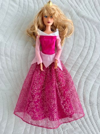 💃 Poupée Disney Aurore,la Belle au bois dormant -acheté à Disney très bon état 