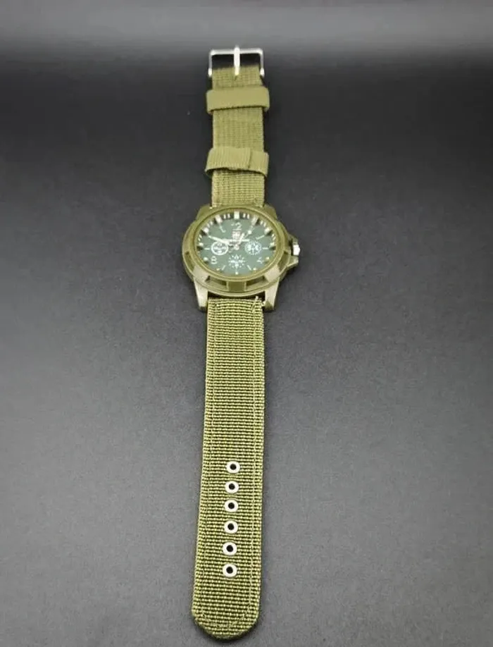 Montre verte assez légère, aiguilles phosphorescentes - photo numéro 3