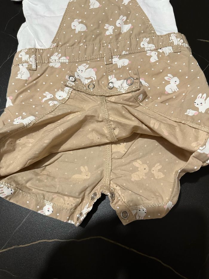 Salopette short et t-shirt - photo numéro 5