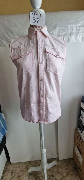 Veste jean, rose,sans manches, en coton, en très très bon état, longueur 56cm, largeur d'épaule 36cm
