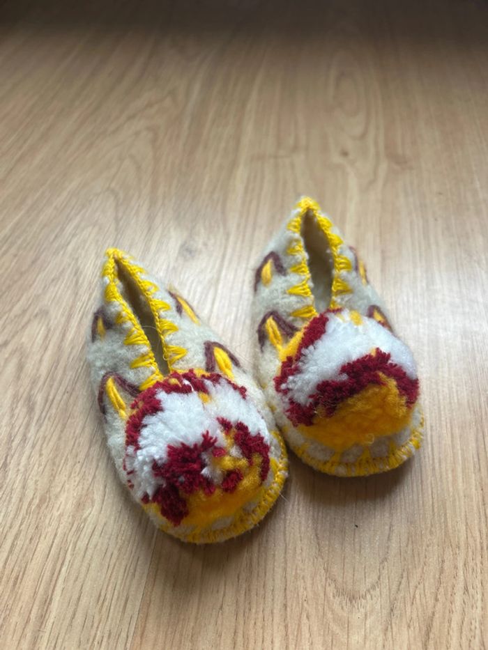 Chaussons grecs en laine taille 20 neufs