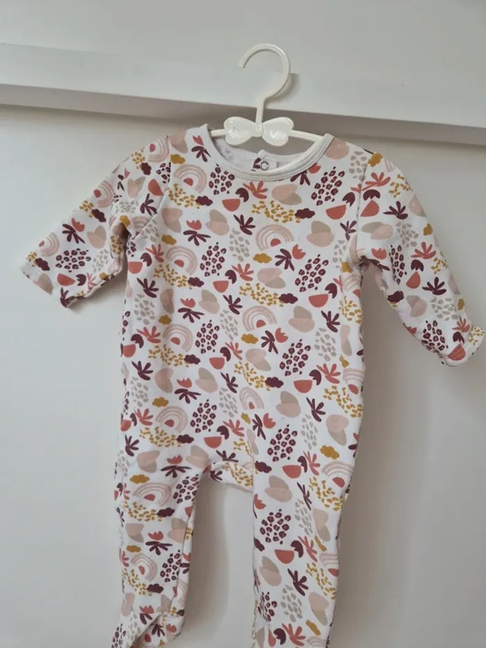 Combinaison pyjama arc-en-ciel rose 6-9mois Gémo très bon état