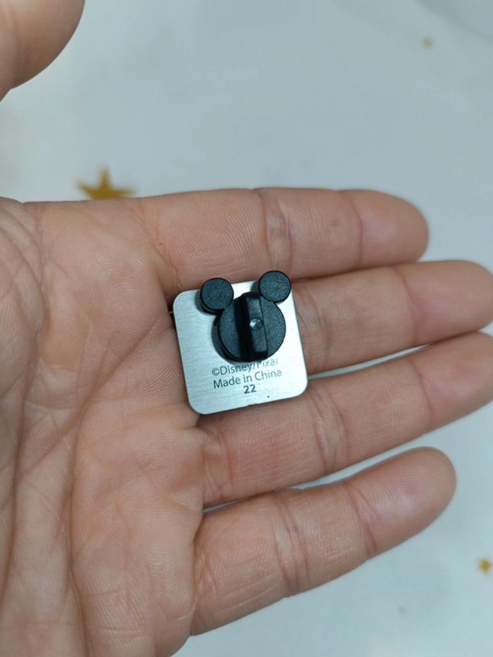 Pin's pins badge personnage Pixar cars figurine ami Friends flash McQueen - photo numéro 3