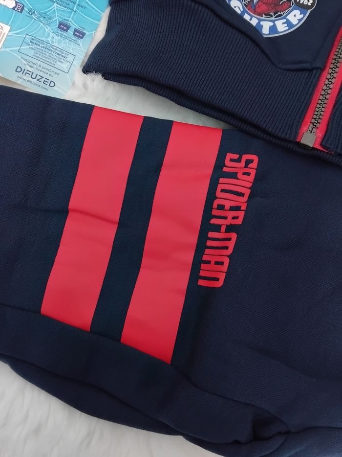 Jogging survêtement Spiderman Marvel neuf avec étiquettes 6 ans - photo numéro 3