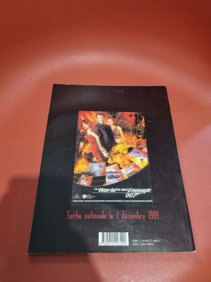 les james bond girls les 230 créatures de rêve et un agent 007 dreamland éditeur - photo numéro 2