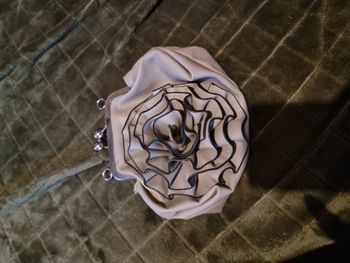 Pochette avec rose grise