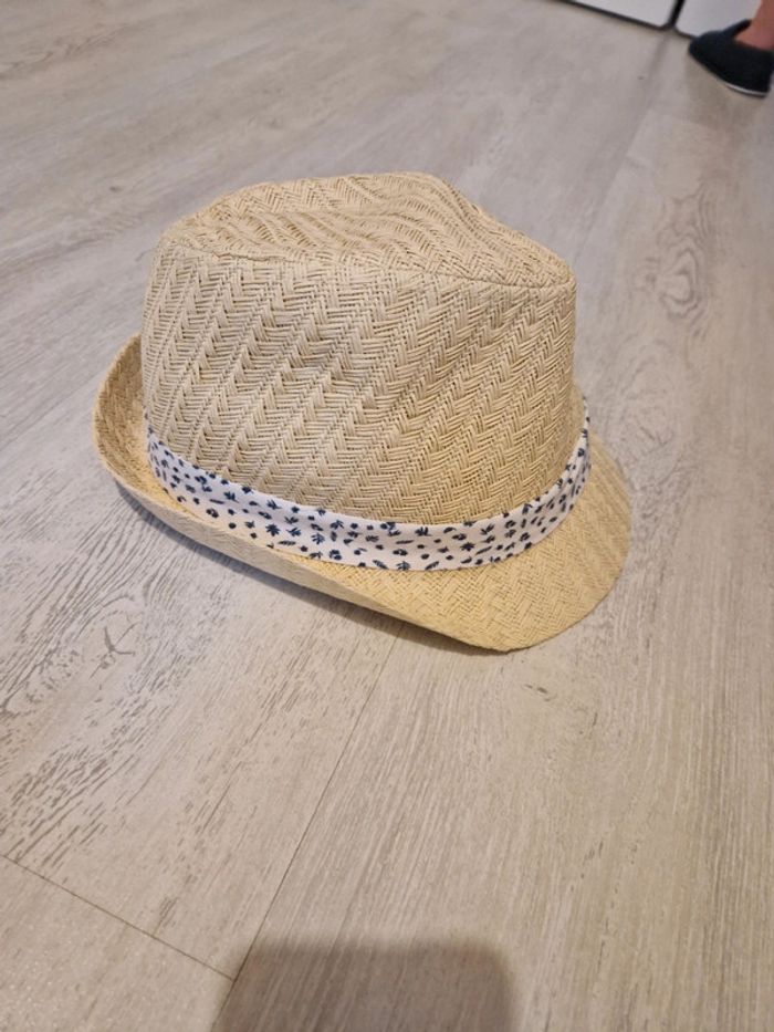 Chapeau neuf, jamais porté