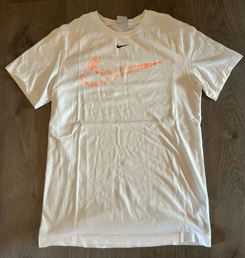 T-Shirt Nike blanc Swosh orange