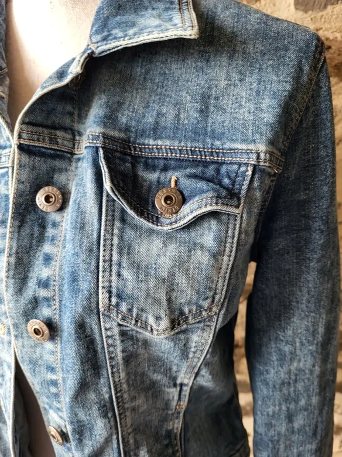 Veste en jean bleue claire Bershka Taille L ou 40 - photo numéro 3