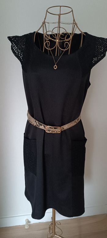 Robe noire, manches courtes.