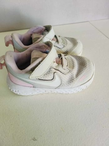 nike grises et roses 23.5