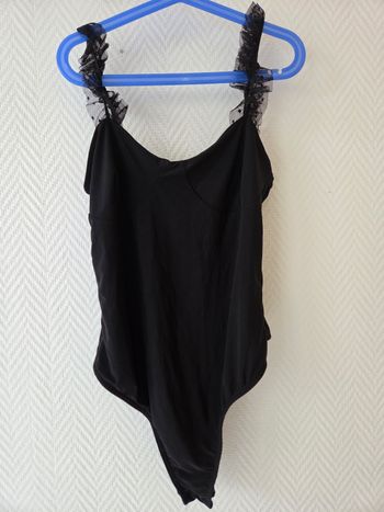 Body noir à manche froufrou