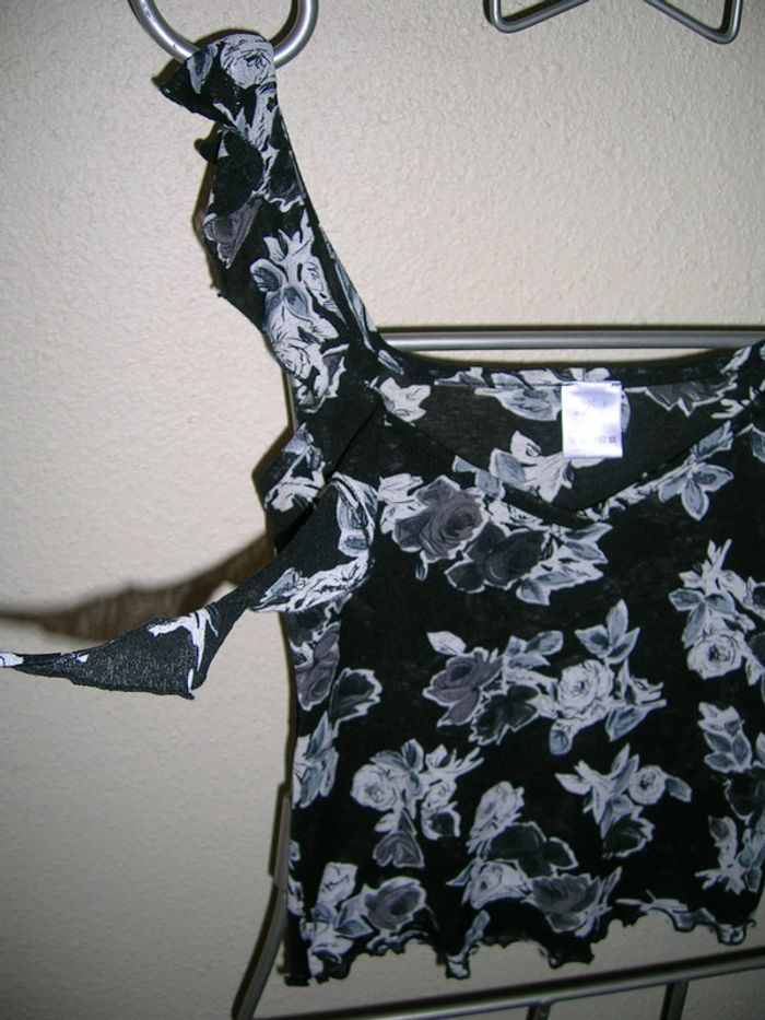 haut léger noir motifs roses Taille 38/40 neuf - photo numéro 2