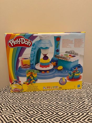 Play Doh - Coffret créatif "Rainbow Cake Party " Cake arc-en-ciel
