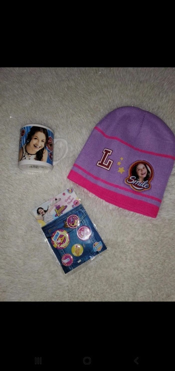 bonnet neuf, badge neuf et tasse