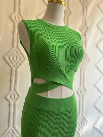 Ensemble côtelé vert vif crop top asymétrique + jupe longue – tendance Y2K