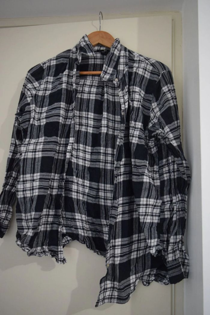 chemise à carreaux blanche et noire