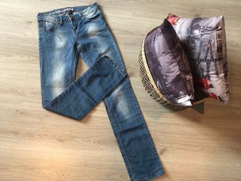 Jeans bleu effet délavé.