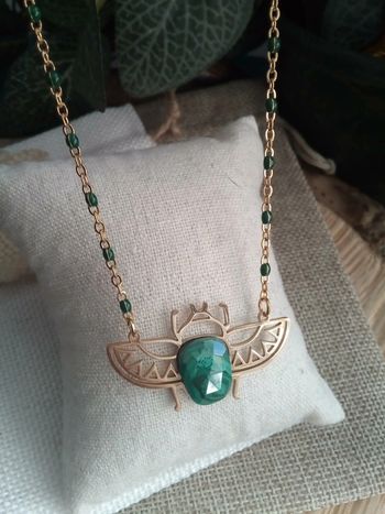 Collier scarabée avec pierre de malachite naturelle