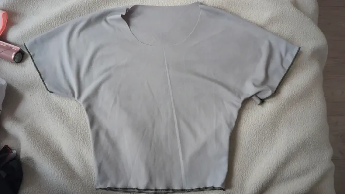 Crop top gris manches courtes liseré vert foncé taille S. 36 - photo numéro 4