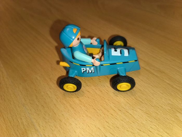 Enfant Playmobil avec voiture de course - photo numéro 2