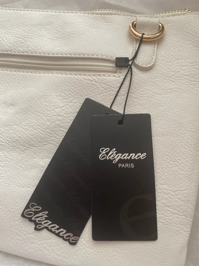 Tres jolie pochette blanche « bouche » NEUVE - photo numéro 4