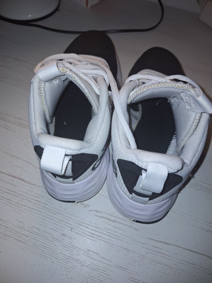 Une paire de basket adidas noir et blanc - photo numéro 5