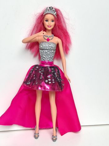Poupée mattel barbie Rock N' Royals rose  fonctionne a piles 
Barbie chante fonctionne