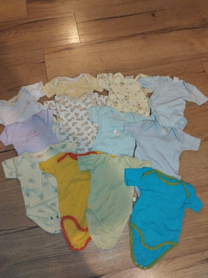 Lot de 12 bodies diverses marques