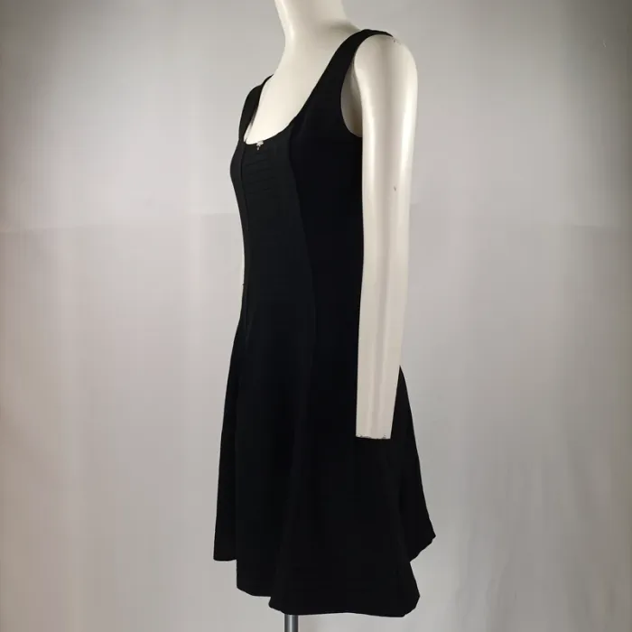 Robe noire Liu Jo en maille texturée, coupe évasée, détail bijou col carré A1135 - photo numéro 3