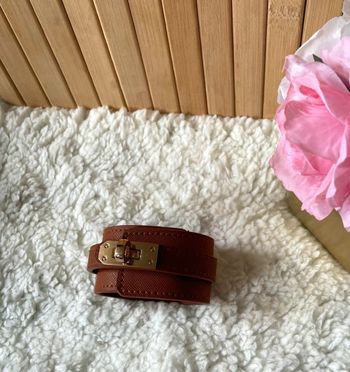 Manchette en similicuir et acier inoxydable.