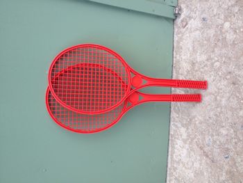 2 raquettes de tennis en plastique rouge pour enfant
