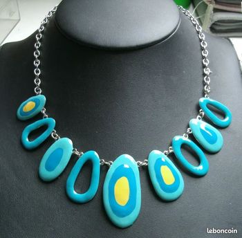 Collier émail - bleu et touche de jaune sur chaîne réglable
