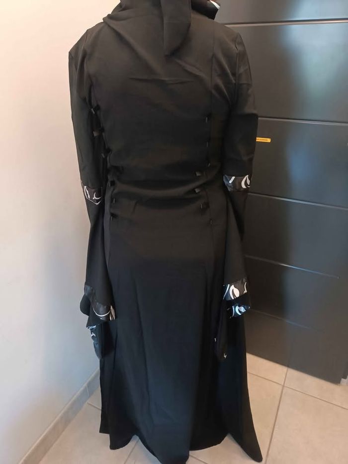 🖤[NEUF] Robe médiévale noire à capuche pointue et laçage avant/arrière - photo numéro 2