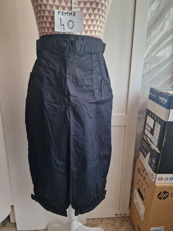 Pantacourt, noir, en très très bon état, en coton, longueur 72cm, taille standard, forme casual