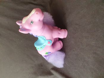 Grand poney à coiffer violet et rose avec selle bleue H 27 cm