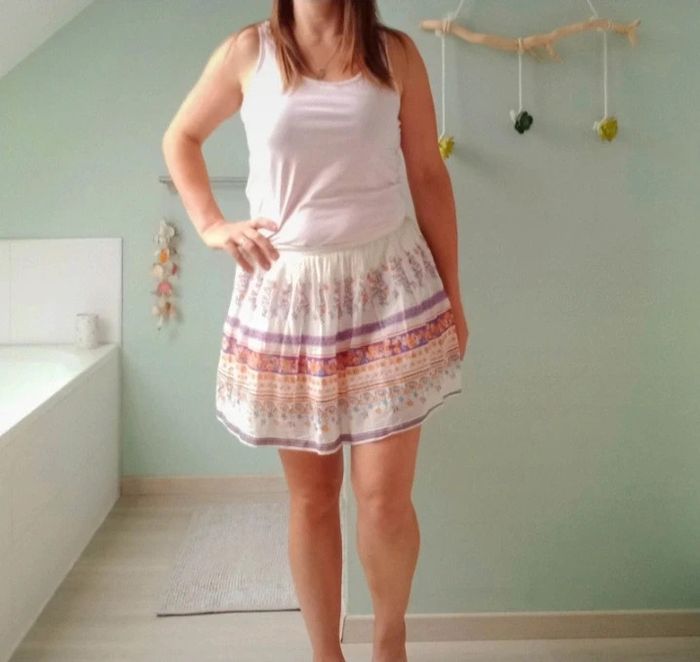 Jolie jupe Zara taille L mais plutôt M - photo numéro 2