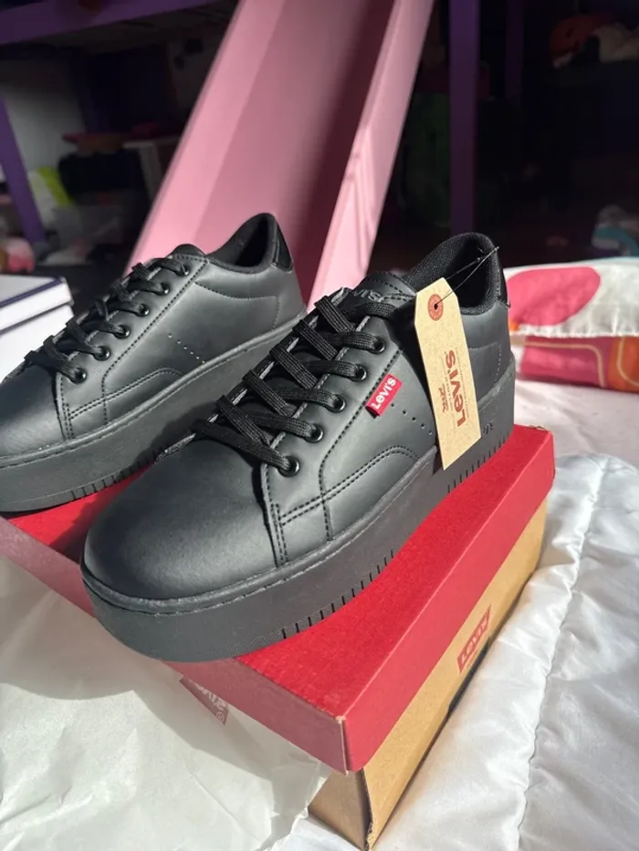 Superbes paire de baskets Levi’s neuves avec étiquette pointure 39 - photo numéro 3
