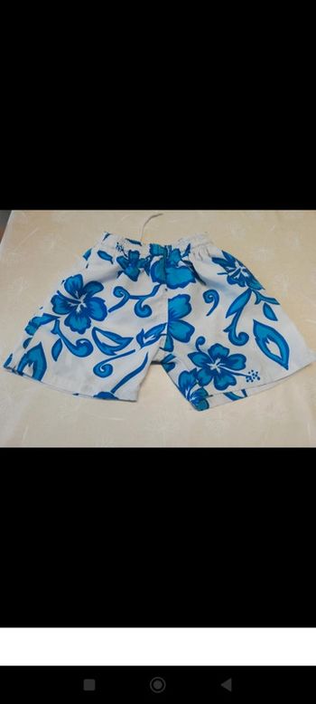 Short de bain blancs à fleurs bleues 4 ans neuf 2€