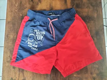 Short de bain rouge et bleu