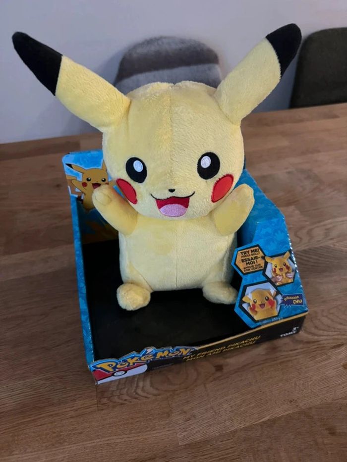 Peluche interactive pikachu Pokémon