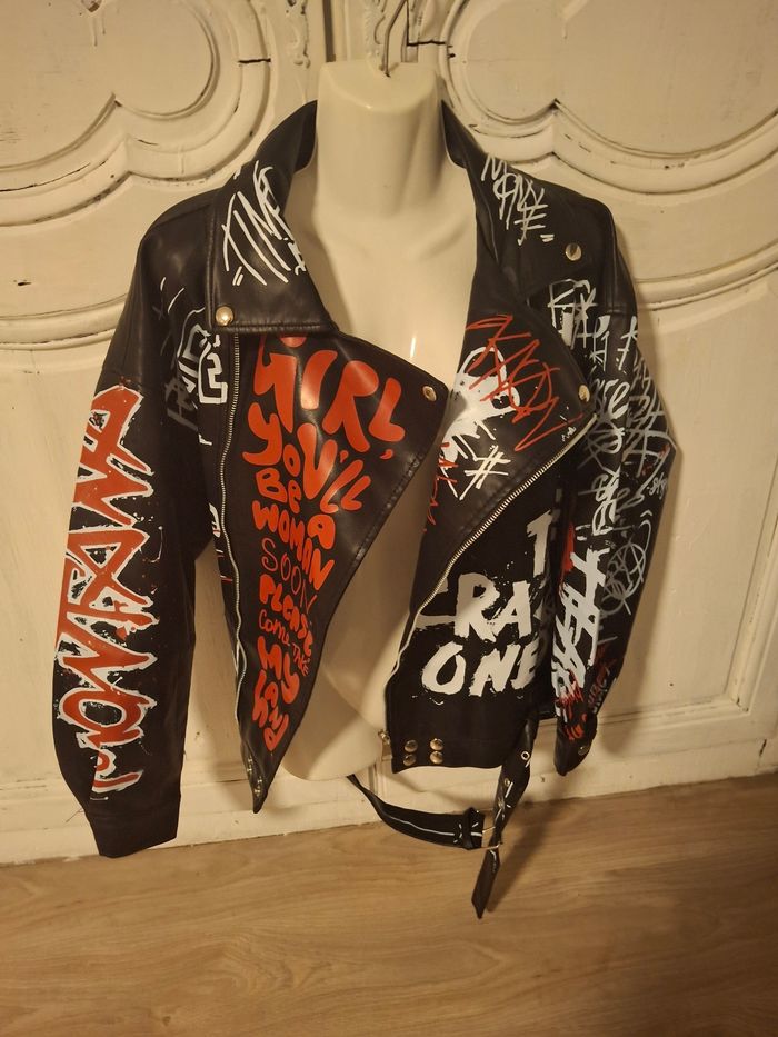 Magnifique veste perfecto noir avec graffiti femme taille m soit 38 neuf jamais porté