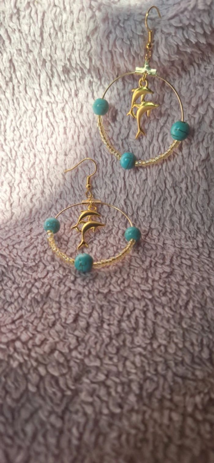 Boucles d'oreilles dorées avec dauphins et perles turquoise - photo numéro 5