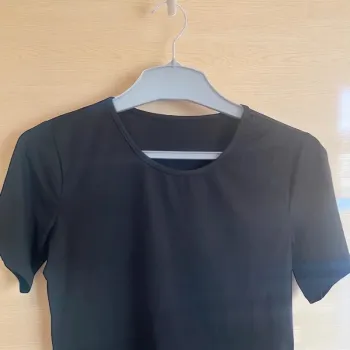 Tee-shirt court femme 🖤 taille 40 – basique tendance & très bon état !