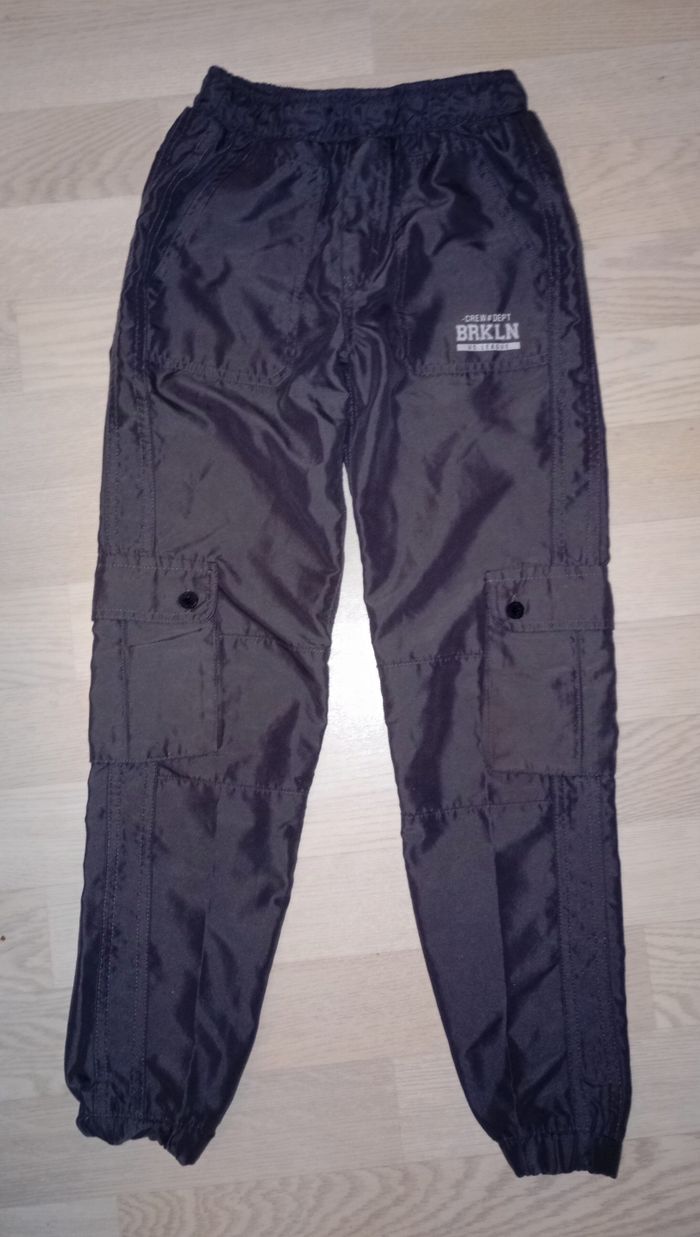 Pantalon léger en nylon gris anthracite foncé genre baggy Tissaia
T. 9 ans
NEUF