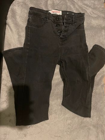 Jean skinny noir taille haute Jennifer – Boutons apparents, basique tendance