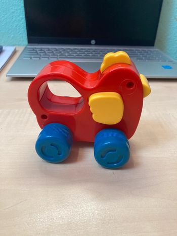 Petite voiture poussin