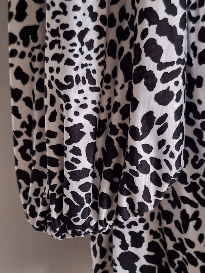 Robe blanche et noire fluide plissée - photo numéro 4